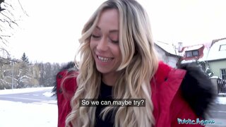 ציבור אַגענט אייראפעישער סעקסבאָמב דזשענניפער אַמילטאָן געשלעכט אויף לעדער סאָפע