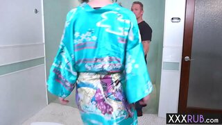 непослушная милфа массирует денеси парня жана катается анын чоң штуке