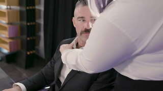 XXL Babe Llegar Pussyfucked Por Su Jefe Colgado