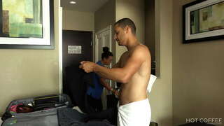 SZOBASZERVIZ! Nagy zsákmány Latin rábaszik kutyus stílusban vendég, s szétárad a mellkasán.