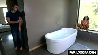 ���ાવકા કેચ મગુઇરે ચોદવુ એક નકલી લોડો બાથરૂમમાં