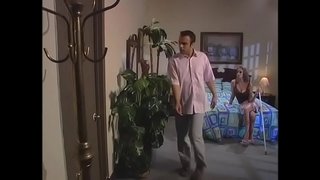 Ортак јебе длинноногую блондинку у положају пси, док његови пријатељи гледају у суседну собу