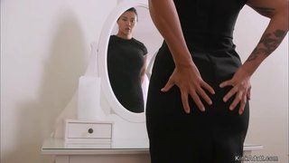 Брюнетка милфа пригласила грудастую блондинку милфу красотку Күнү Святого Валентина үйгө, андан кийин анально трахает анын толстым страпоном карата члене