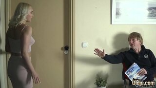 Vecchio uomo penetra la torta calda e piani con i suoi morbidi capezzoli