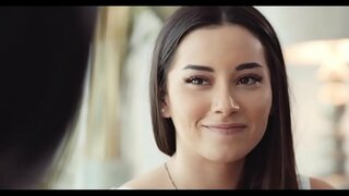 Starší žena učí mladý pár věcí