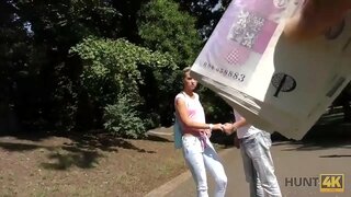 HUNT៤K។ ល្អឥតខ្ចោះកោរ pussy តឹងសត្វលាមកចូលទៅក្នុងដៃរបស់នាងហិនទ័