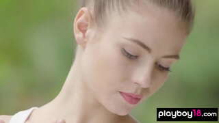 Skinny tarfa bruneta separare în cutia de formare