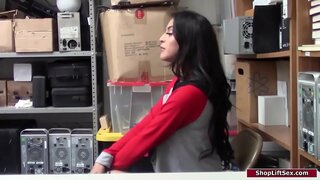 ���ాలా హోర్నీ అమ్మాయి shoplifts మరియు ఒక అధికారి శోధనలు ఆమె.చేస్తుంది. అతను ఆమె డౌన్ స్ట్రిప్ మరియు dominates ఆమె పట్టుకోడానికి ఆమె tits.She gives him a blowjob మరియు అప్పుడు అతను ఆమె బ్యాంగ్స్