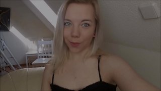La bonica jove que està fotuda i es ruixa en