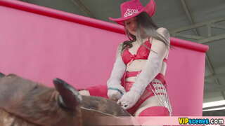 يحاول التعامل مع الديك لها BF