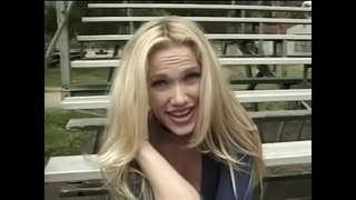 Horny berambut perang dengan rambut panjang suka naik keras cock di ruang tamu