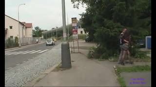 Kumuha ng isang bata kalapating mababa ang lipad sa mukha sa ilalim ng isang tulay sa isang pampublikong parke