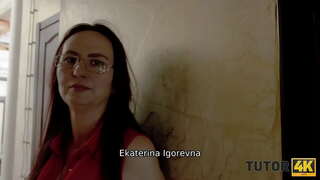 TUTOR4K. Guy dijo el maestro debe difundir las piernas para conseguir algo de dinero para la lección