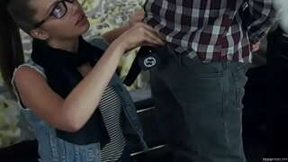 Hipster remaja menyebalkan dan fucks cock