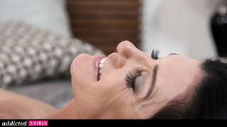 Urrats-Ama Fucks Bere Lesbiana StepDaughter