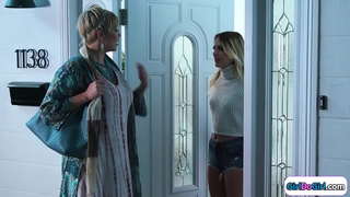 Anzjani tikkonnettja mal-tagħha stepsis permezz tal-mara sabiħa medju.Dawn kiss u medju huwa titqib.L-sider żgħar mara girl tagħha imqaxxar tagħha