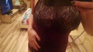 Haciendo una estipulación de baile frente al espejo mostrando los pezones